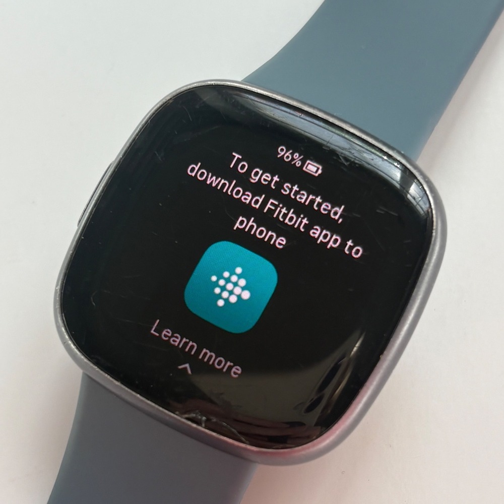 Preowned Fitbit Versa 4 - Picture 8 of 9